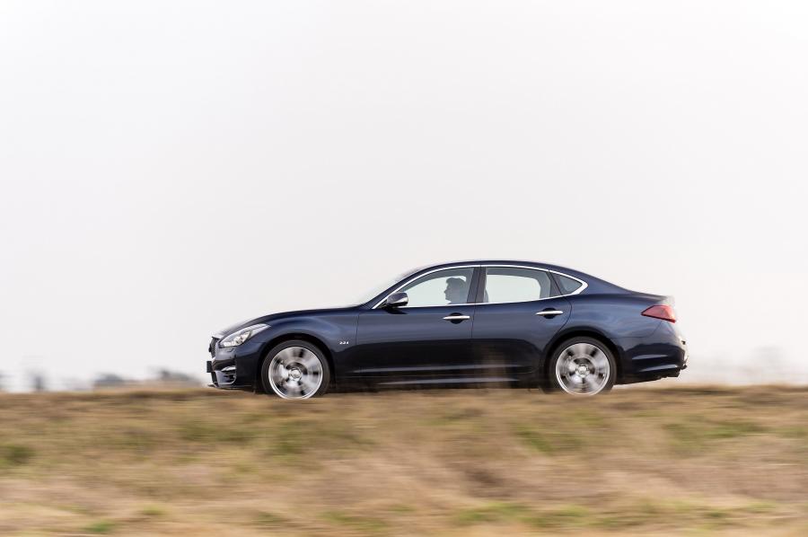 Infiniti Q70 S 2015 года  (UK) (фото 10 из 21)